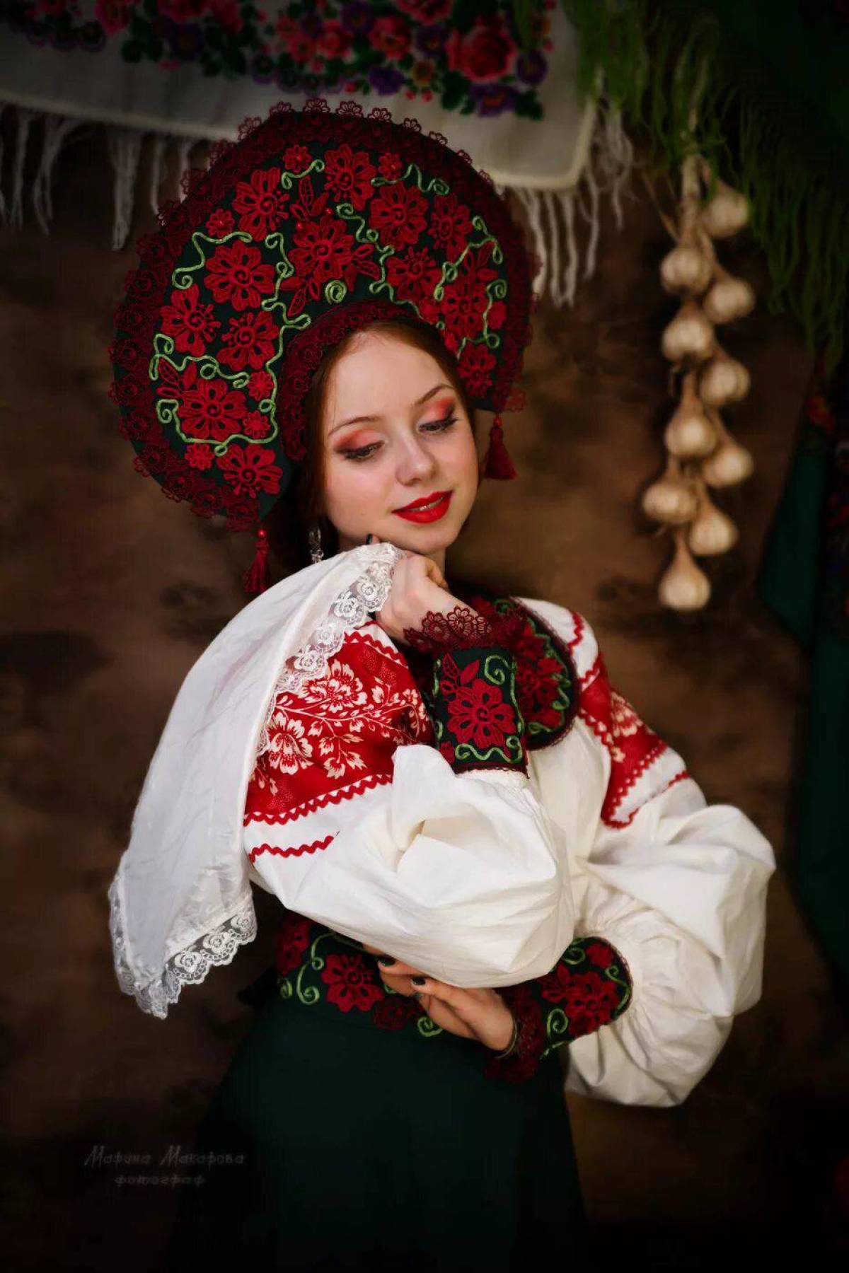 Women in Slavic costumes underwear in Ribeiran-Pretu