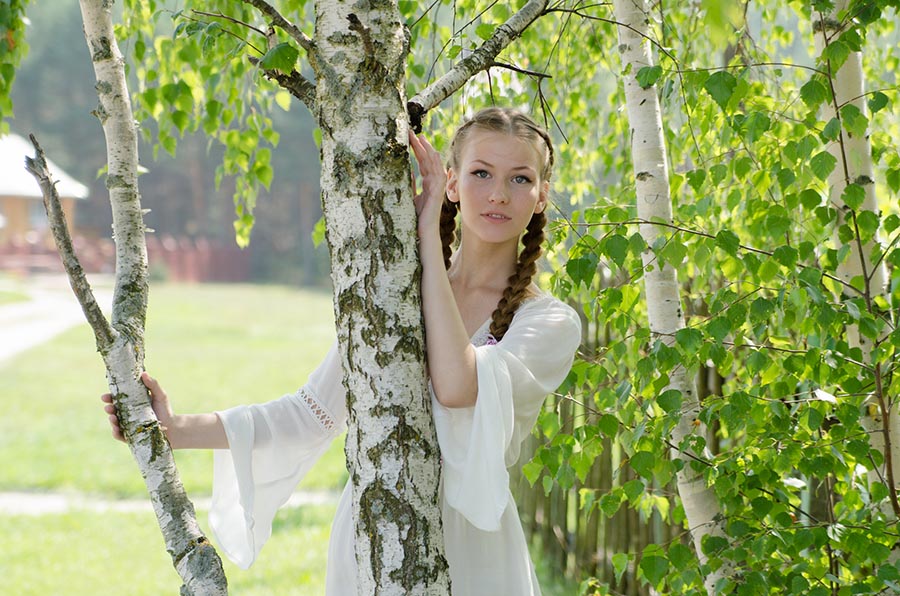 Women in Slavic costumes in Ribeiran-Pretu