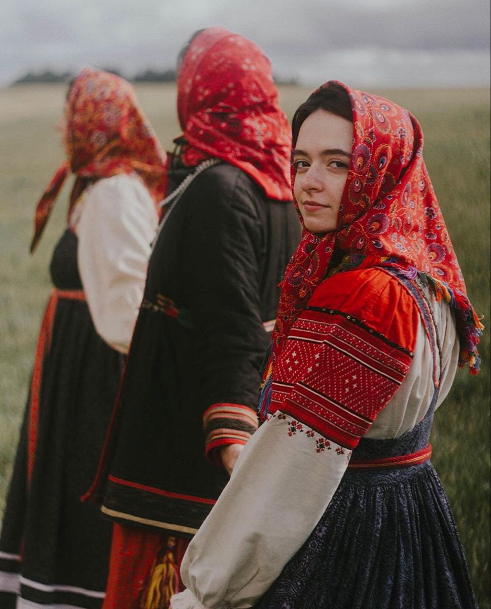 Women in Slavic costumes in Ribeiran-Pretu