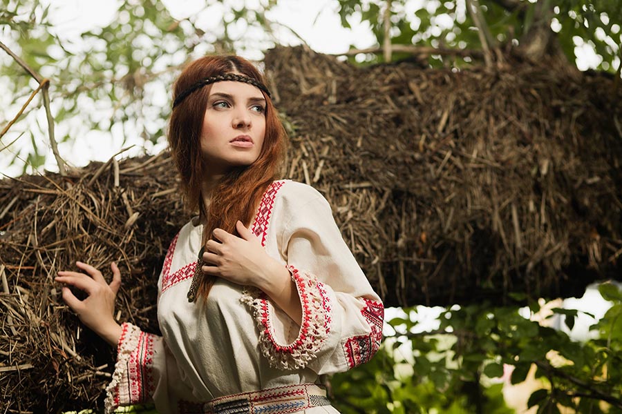 Women in Slavic costumes in Ribeiran-Pretu