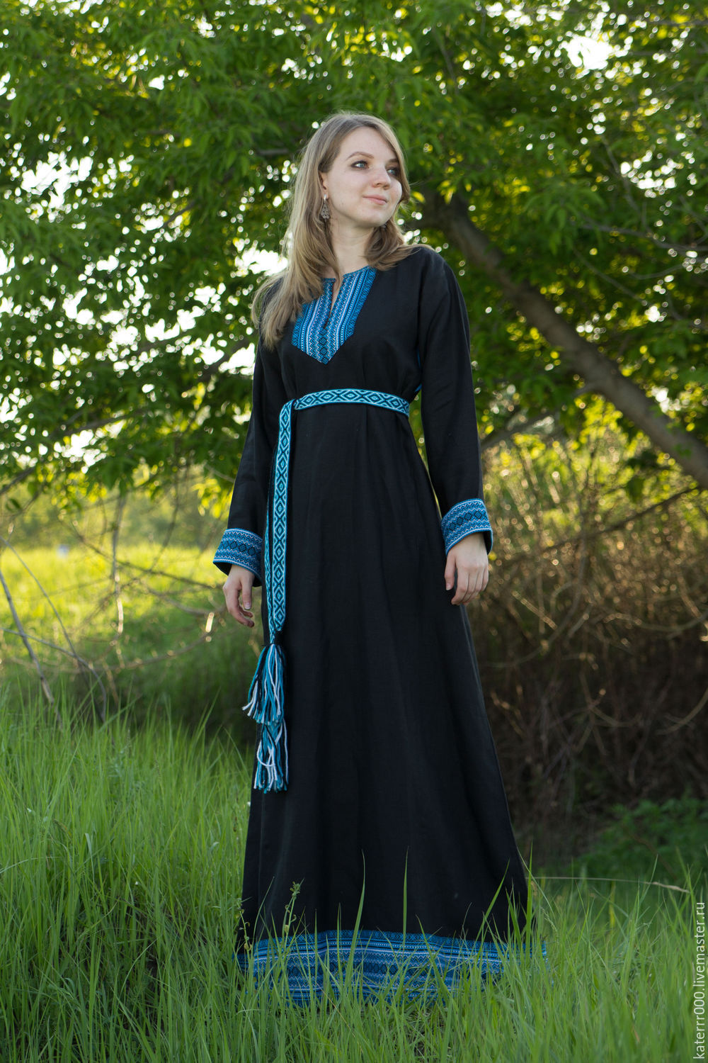 Women in Slavic costumes in Ribeiran-Pretu