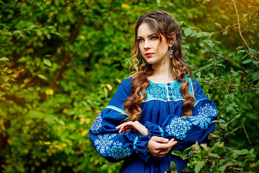 Sexy photo Women in Slavic costumes in Ribeiran-Pretu