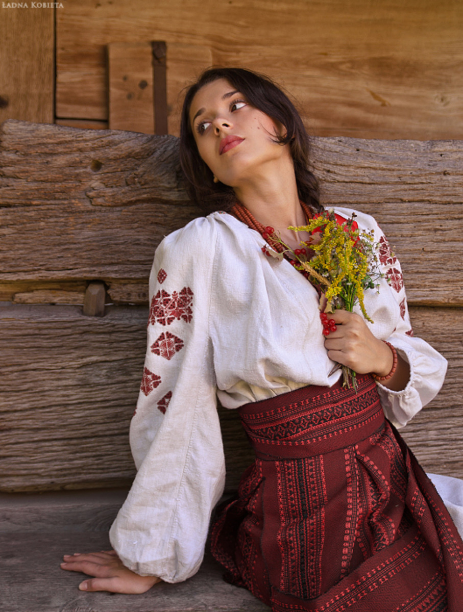 Girls in Slavic costumes in Ribeiran-Pretu