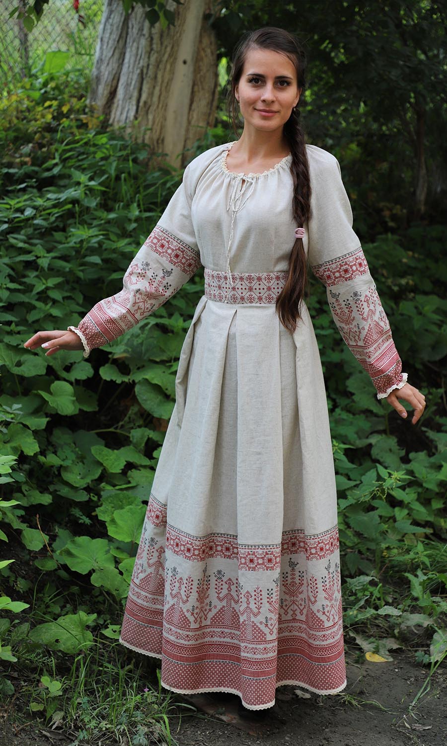 Girls in Slavic costumes in Ribeiran-Pretu