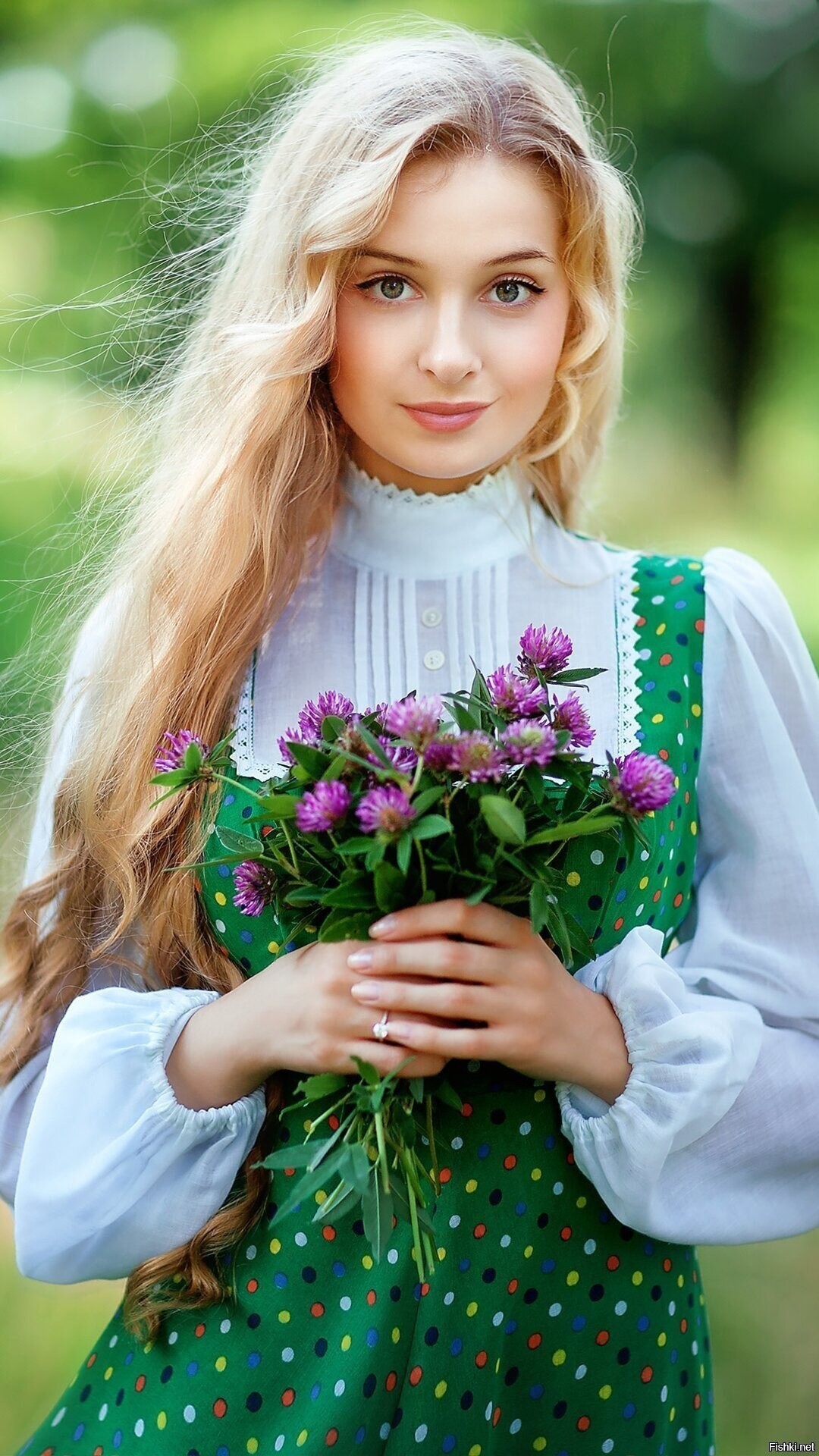 Girls in Slavic costumes in Ribeiran-Pretu